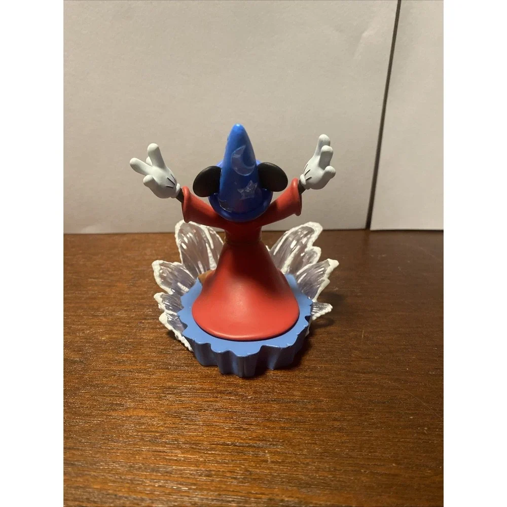 2004 Hallmark Keepsake‎ Ornament featuring